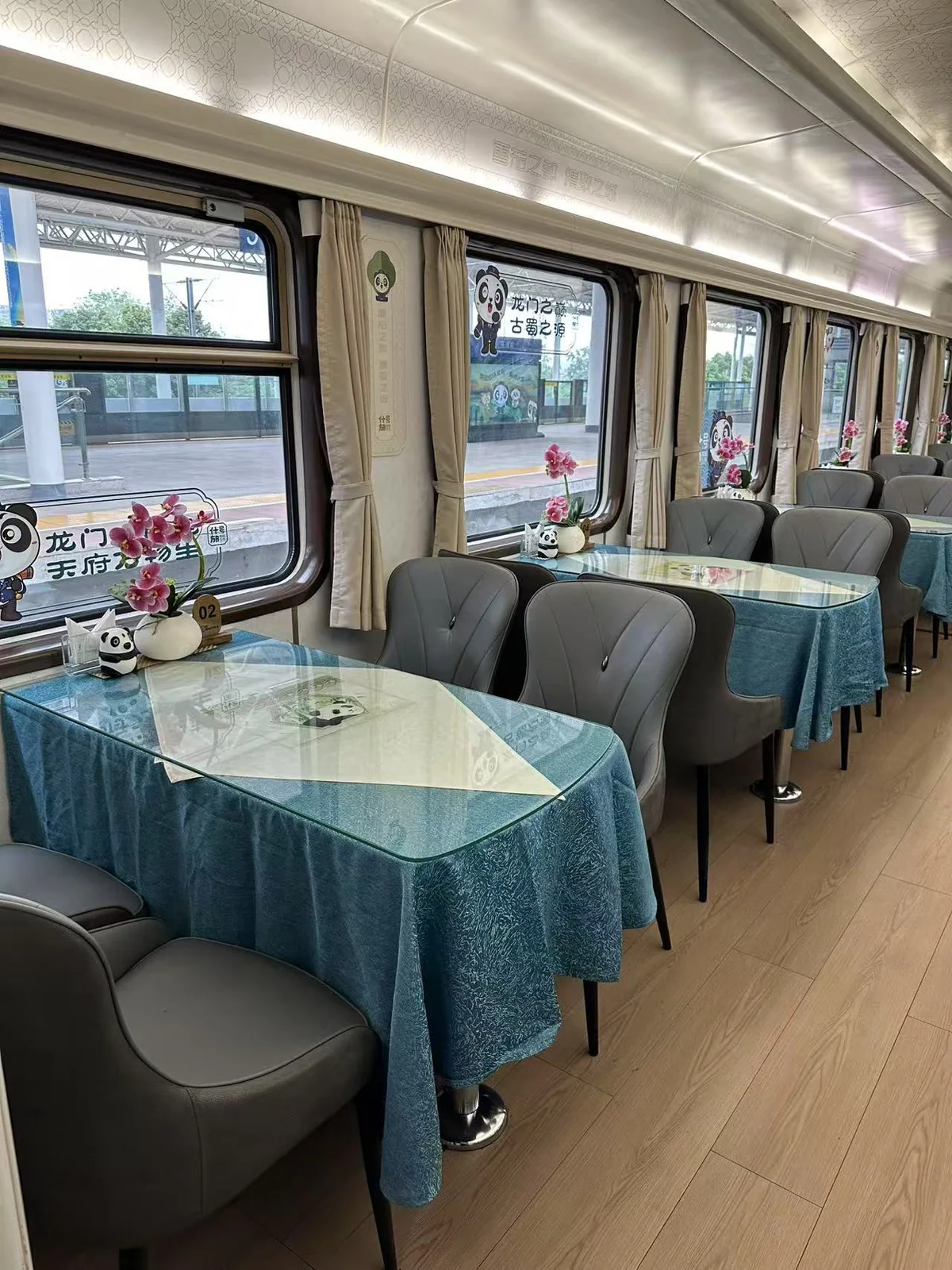 Panda Dining Car · Product photograph