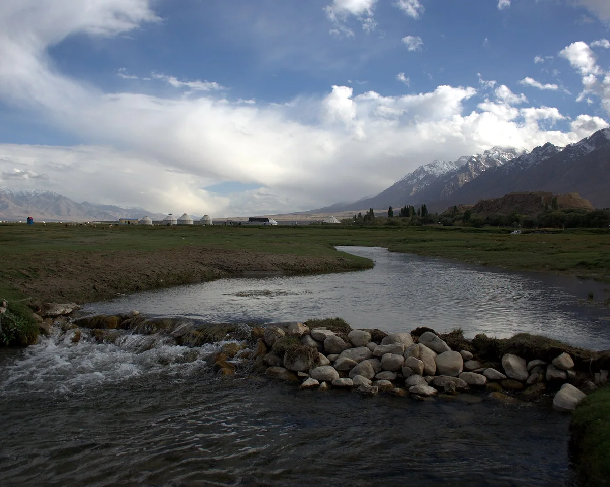 Tashkurgan meadow · River and mountain scenery