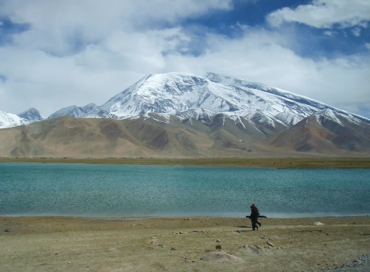 An expansive view of the Pamirs from Xinjiang’s Karakul lakeshore.