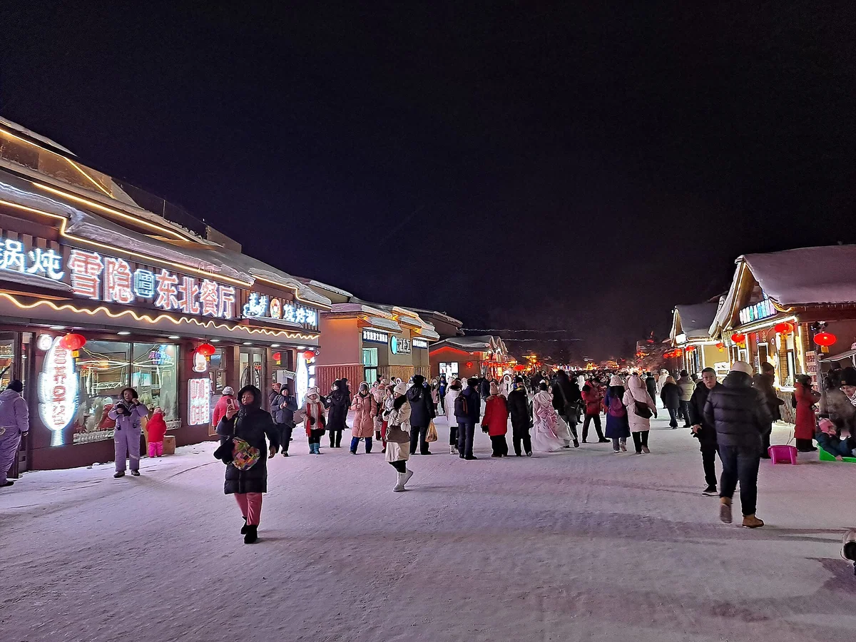 China Snow Town · Lanterns and a winter evening on the main street
