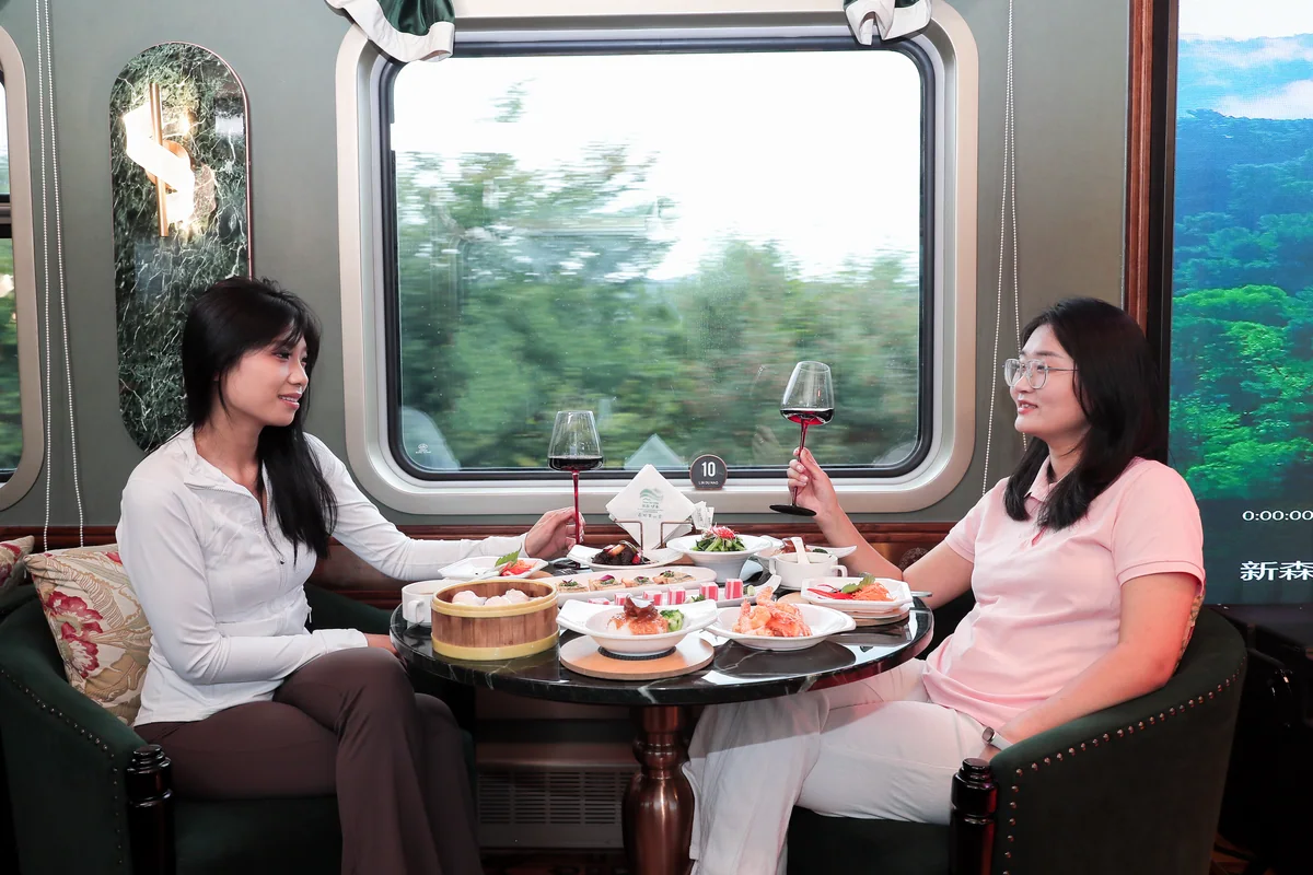 Dining Car · Product photograph