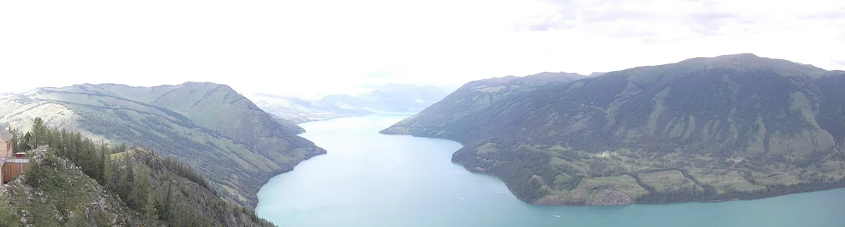 A high panorama traces Kanas Lake deep into the surrounding mountains.