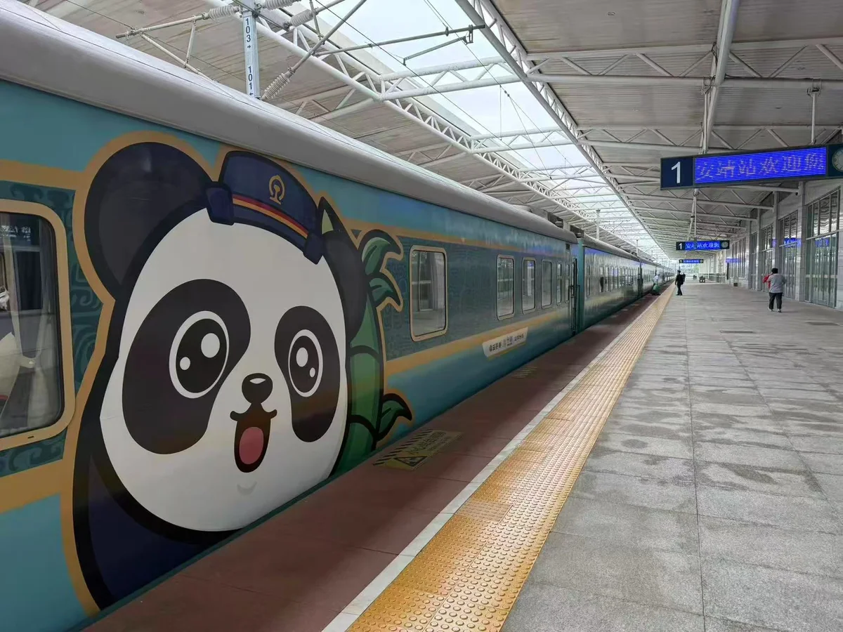 Panda Train · Shifang