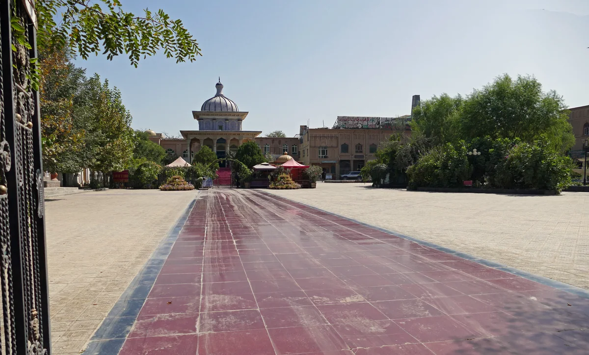 Amanisa Khan Mausoleum, Yarkand · Courtyard and entrance, photographed in 2015