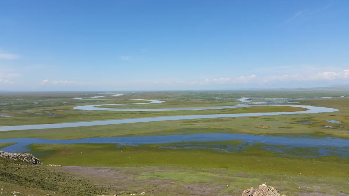 The Kaidu River draws sweeping curves through Bayanbulak’s wetlands.